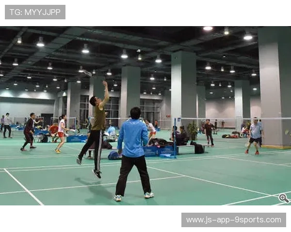 “壁球世界顶尖选手齐聚，挑战高新区全民健身馆赛场极限反应！”